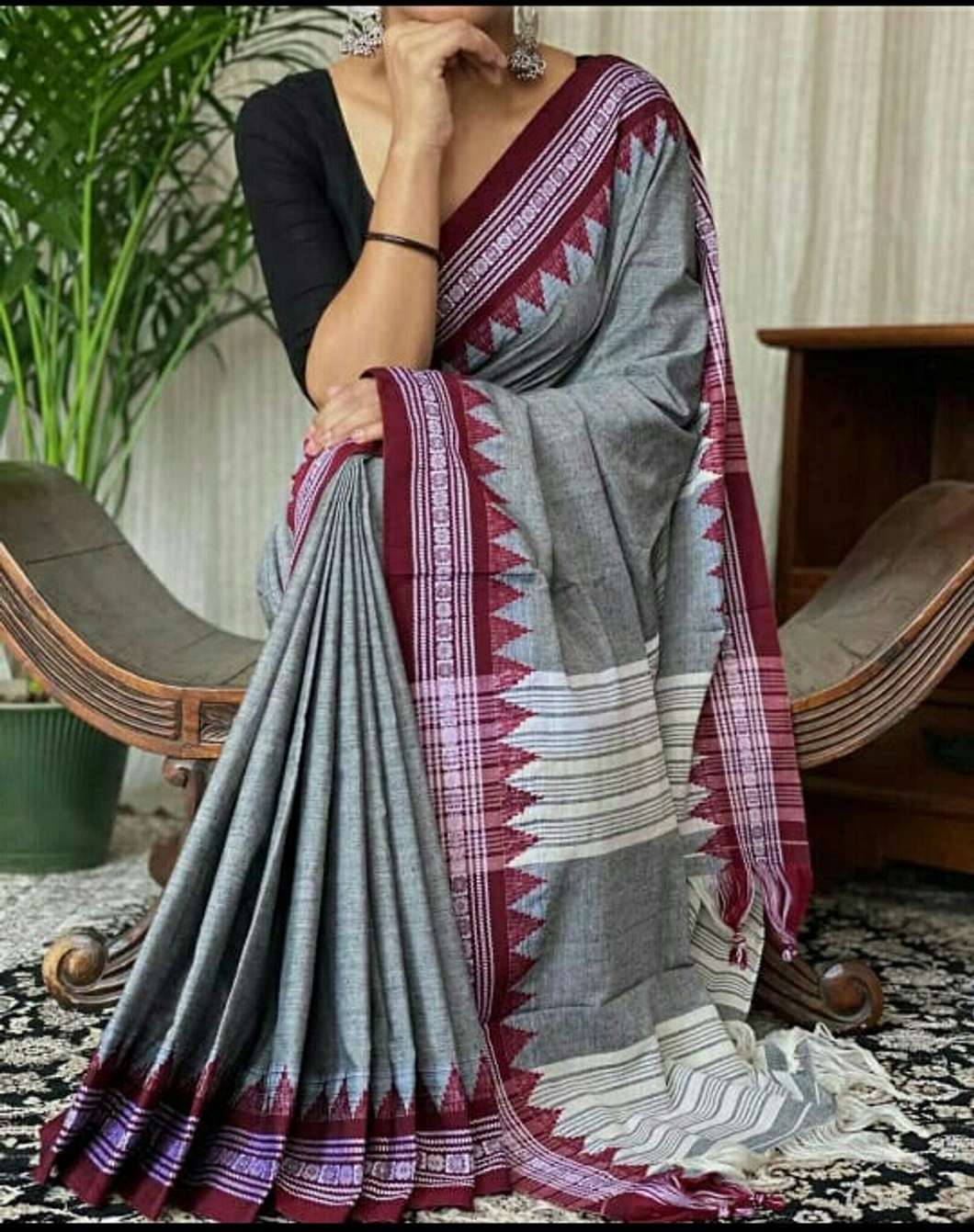 AjoyDas Woven Handloom Cotton Blend Saree (Grey)